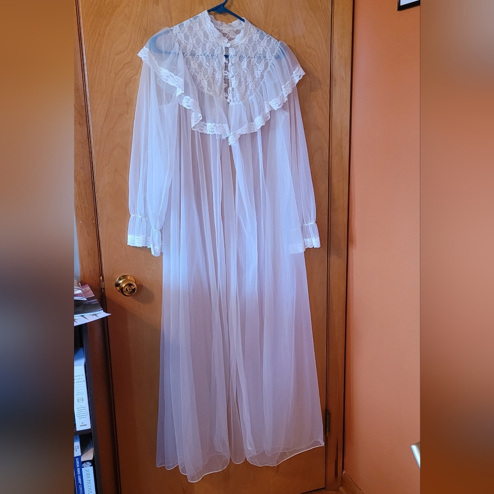Vintage White Lace Robe